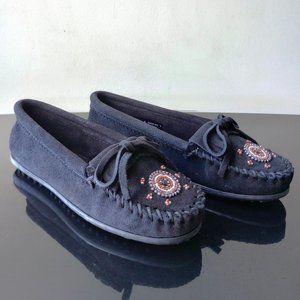 Minnetonka Women's Me To We Moc in Black